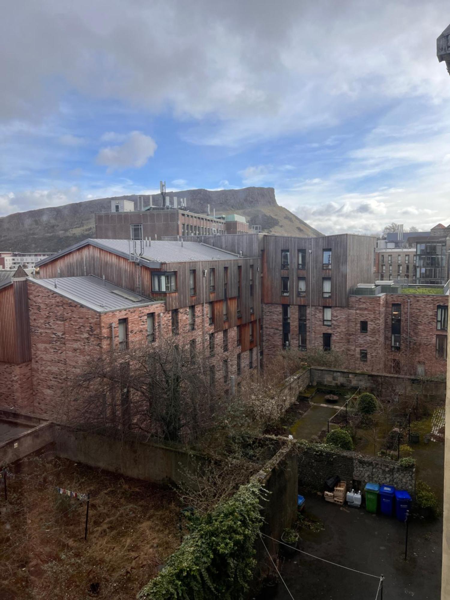 Crags View Apartment On The Royal Mile 에든버러 외부 사진