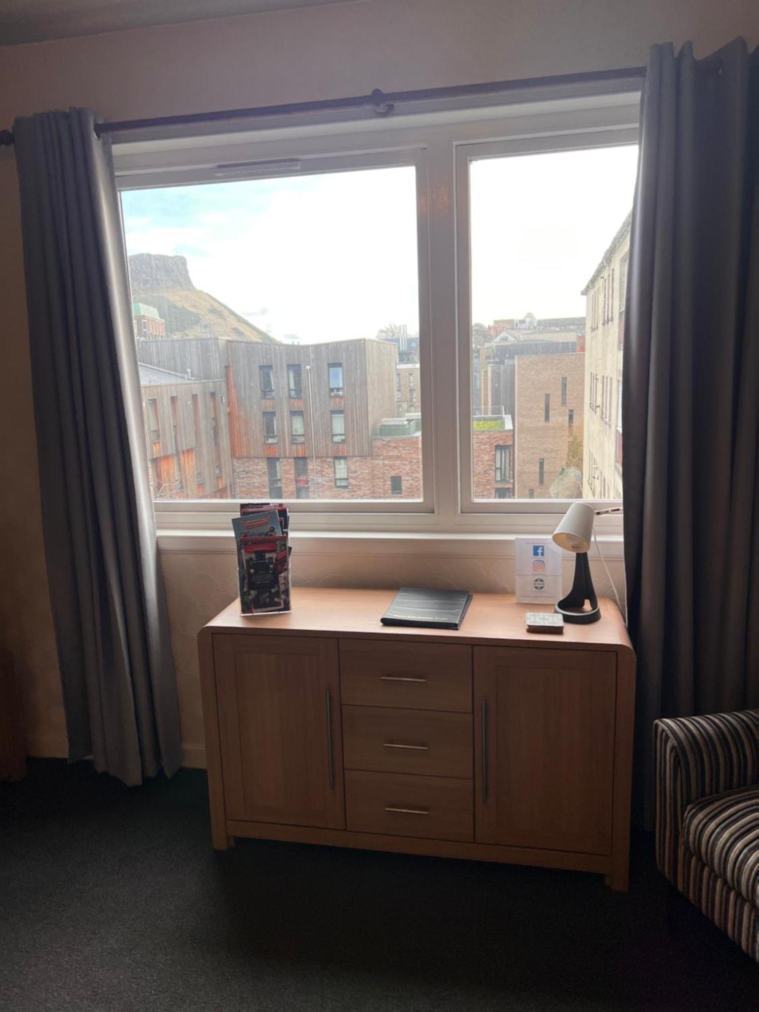 Crags View Apartment On The Royal Mile 에든버러 외부 사진